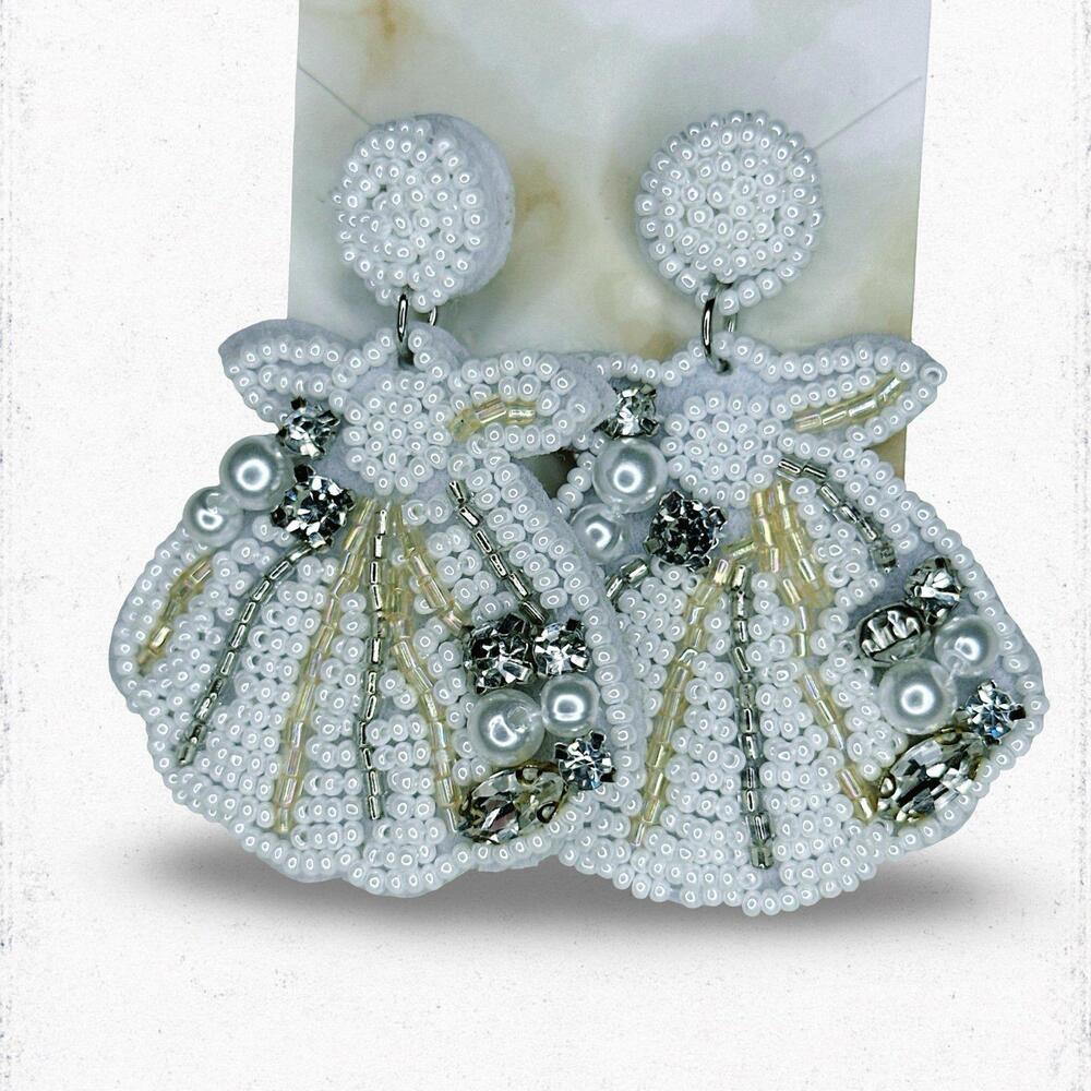 7226. White Seed Bead Shell Earrings